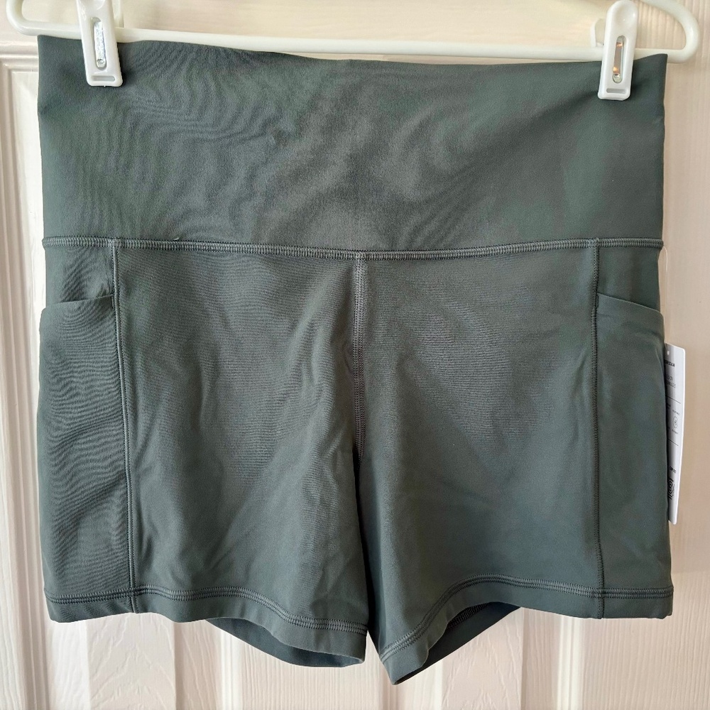 NWT Athleta Salutation Stash 5” shorts Grey/Green Large